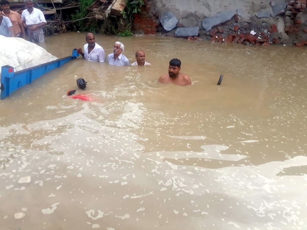 Tractor trolley engulfs ganga