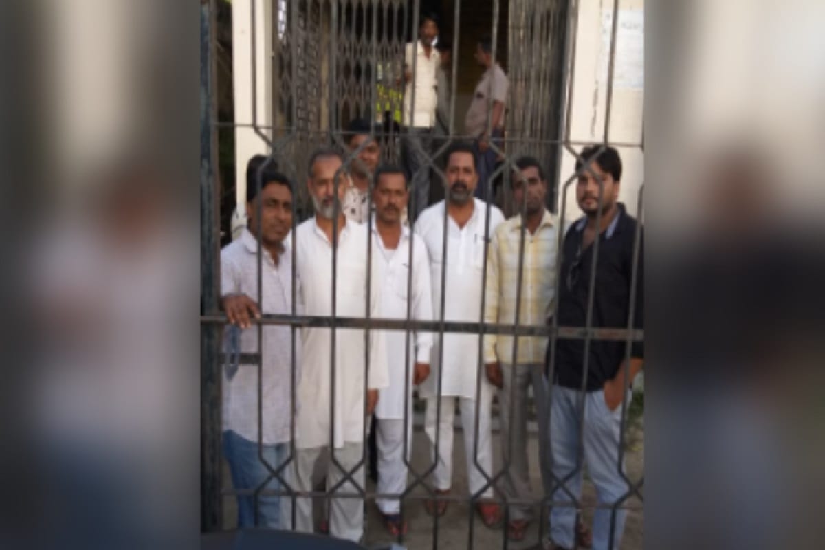The villagers beaten up SSO of Electricity Department in Bijnor of Uttar Pradesh