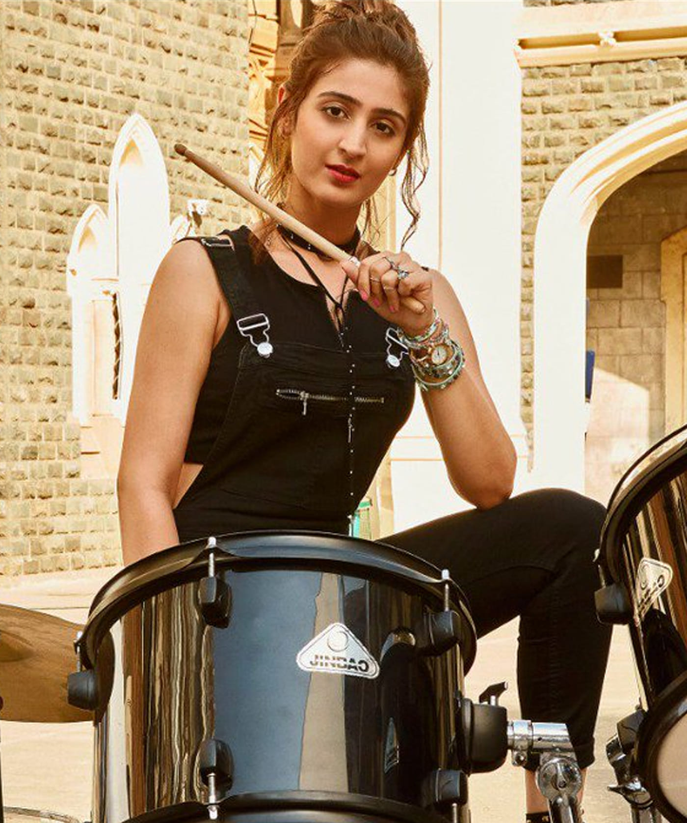 Dhvani Bhanushali fan moment with Kareena Kapoor Khan at Dance India Dance Season 11