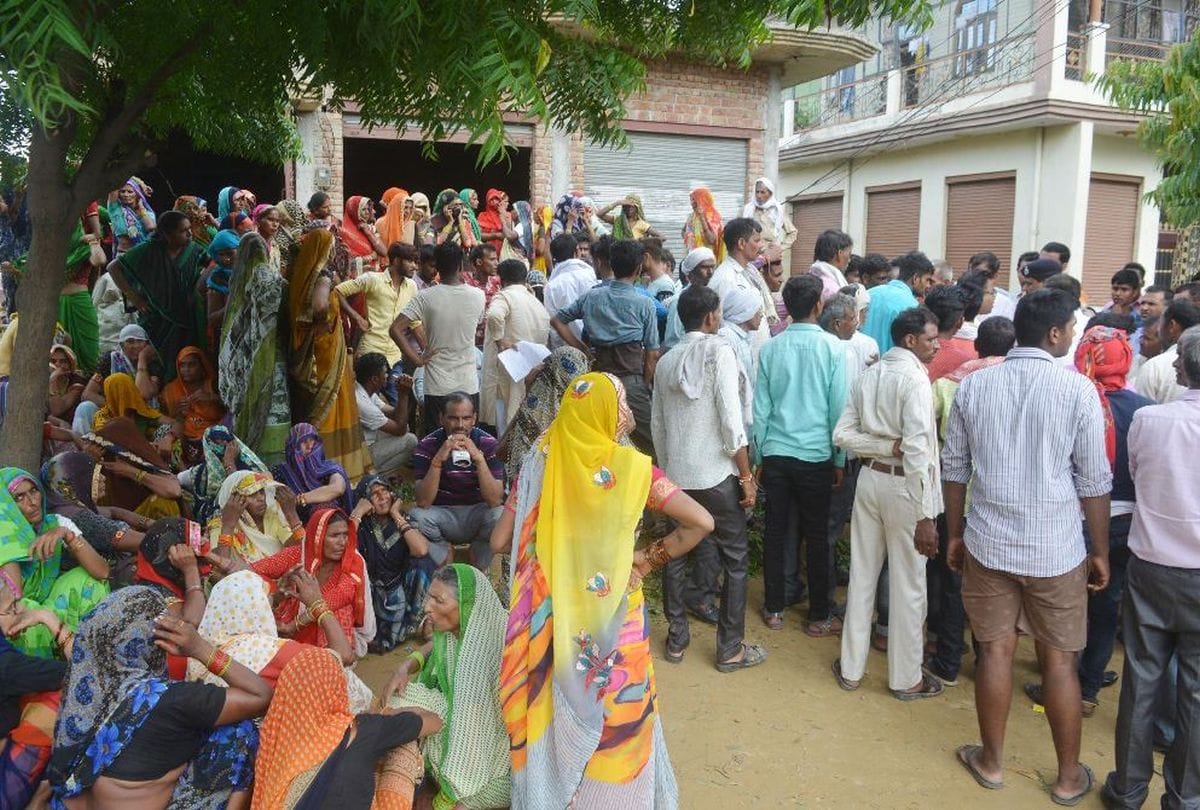 Up Police Sub Inspector Suicide Case Family Protest and Alligation in Mathura