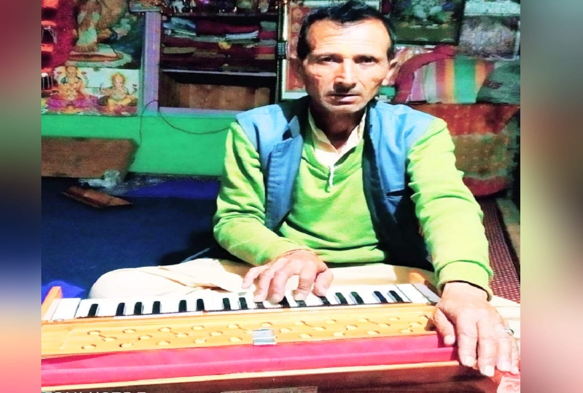 himachal folk singer Daulatram Saraswat is  singing for two decades in All India Radio Shimla