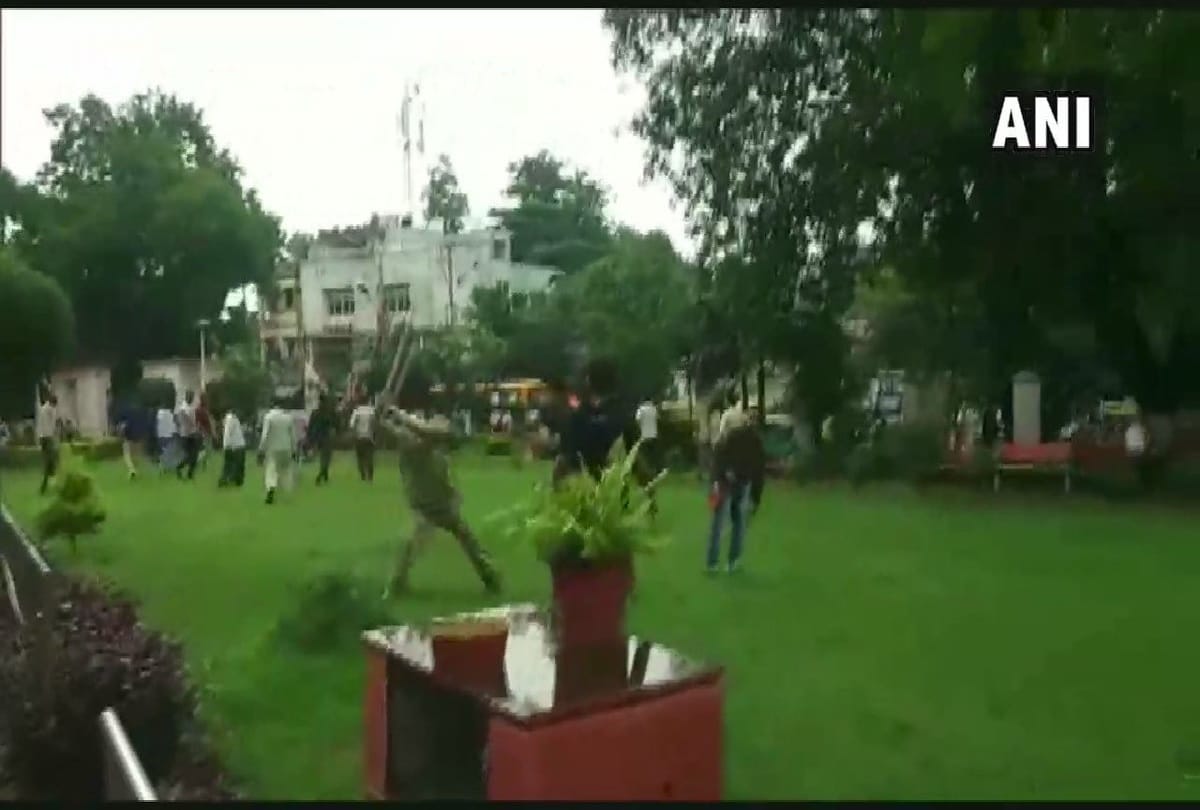 Police lathi charged cab drivers who protest on District Collectorate against cab company in Indore