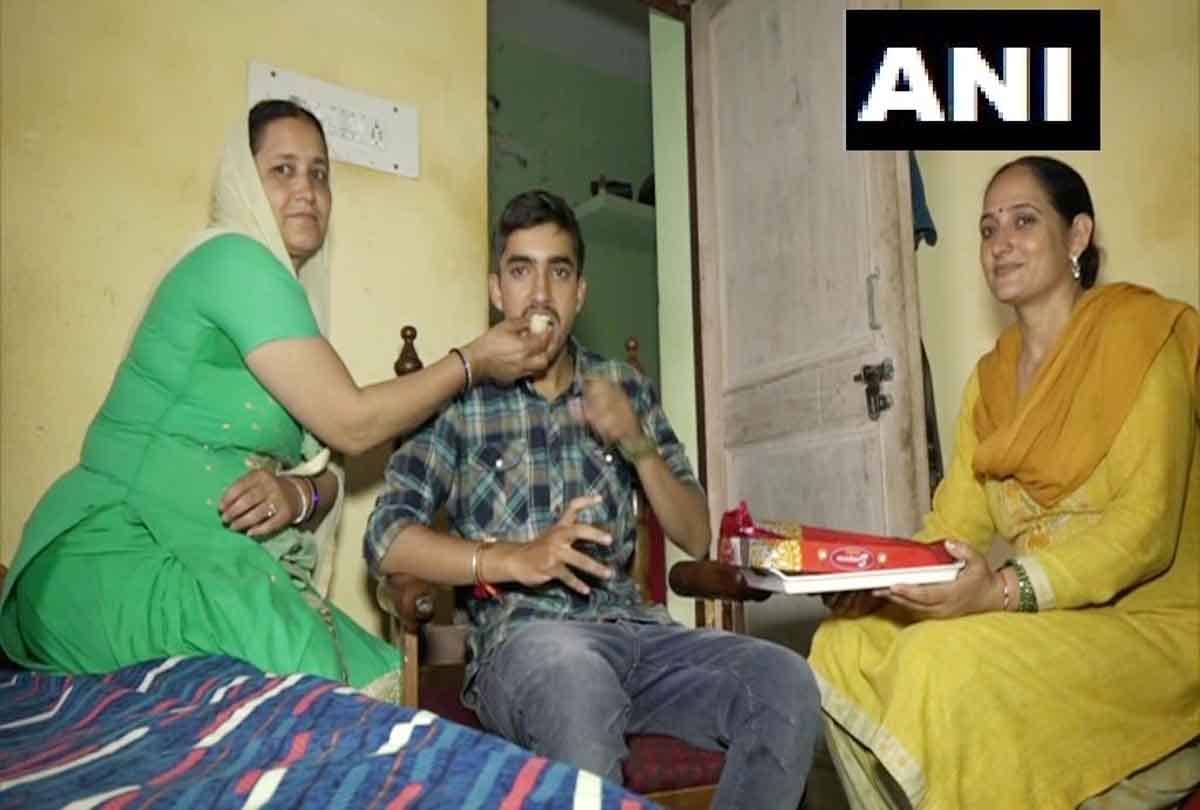 Suresh Singh a book binder in Udhampur qualifies for Kashmir Administrative Service secures rank 10