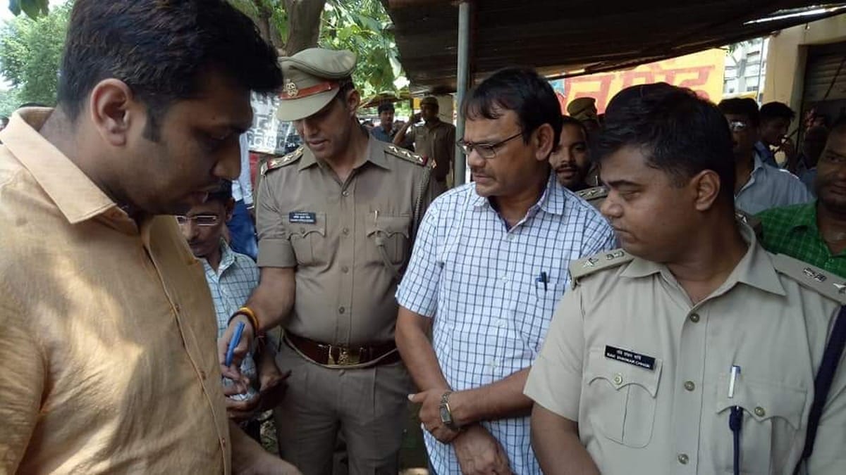 DM, SP with  police force raids on ARTO office recovered fake documents in jaunpur