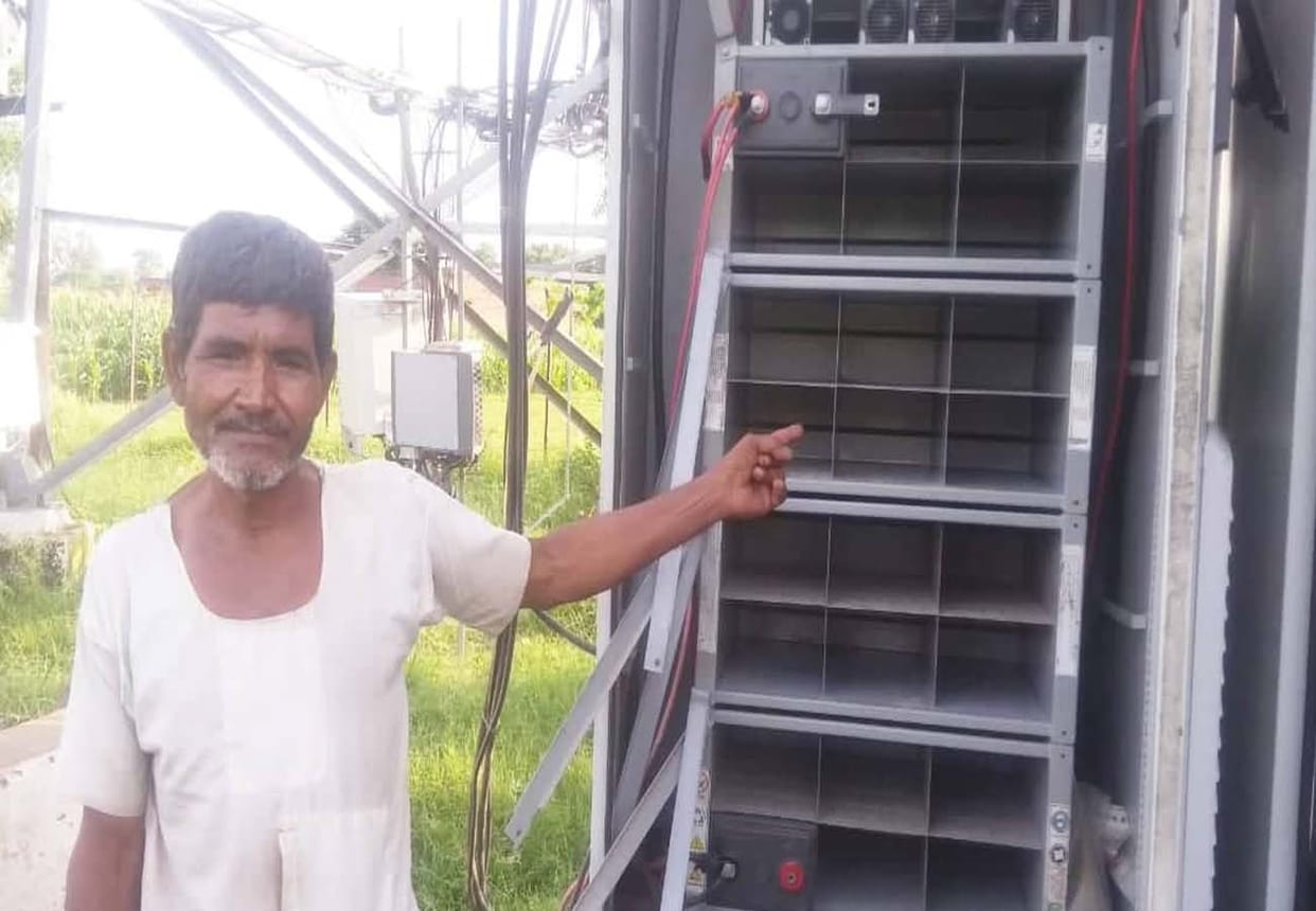 loot with Mobile tower worker in kannauj