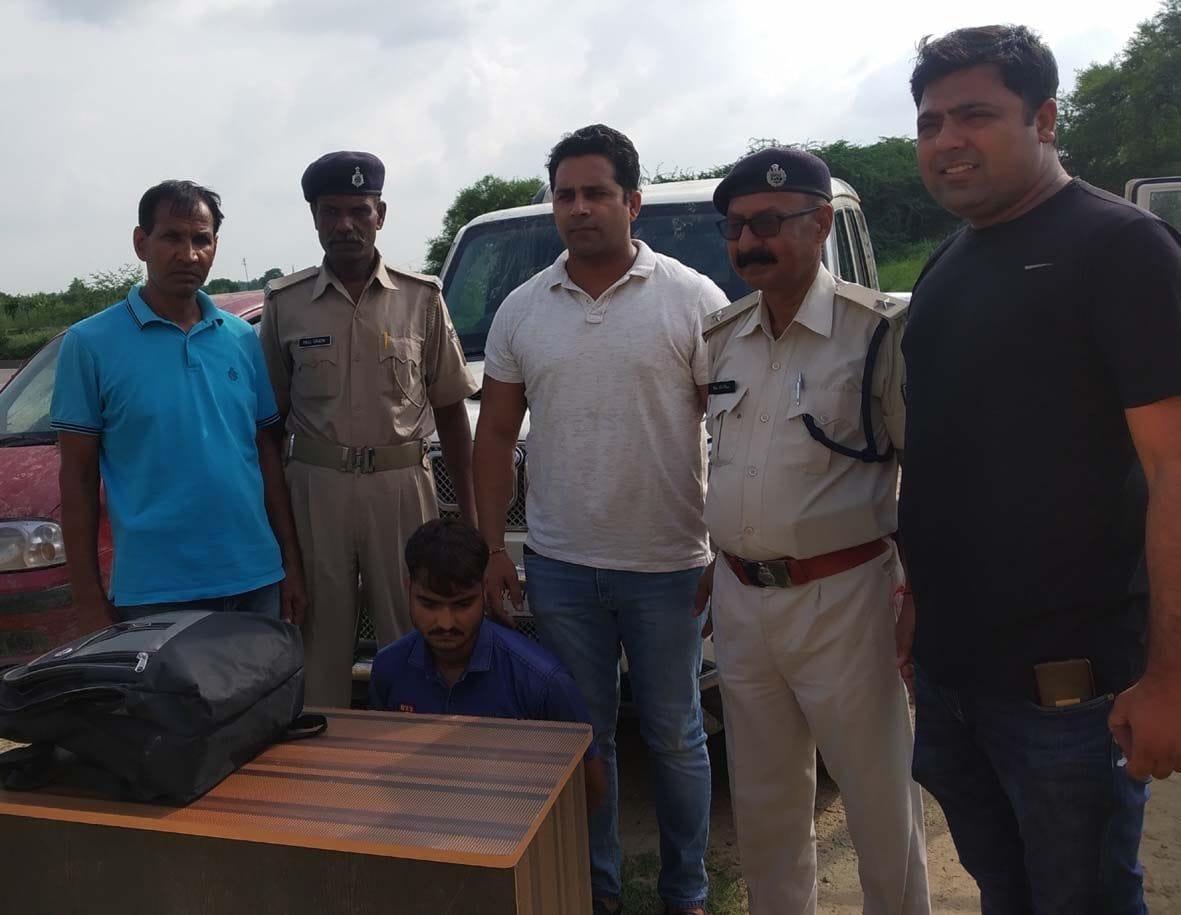 Liquor smuggler arrested with 8.42 lakh rupees