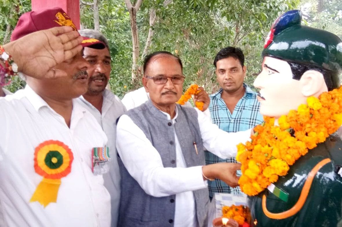 relatives of martyer ratriram awarded