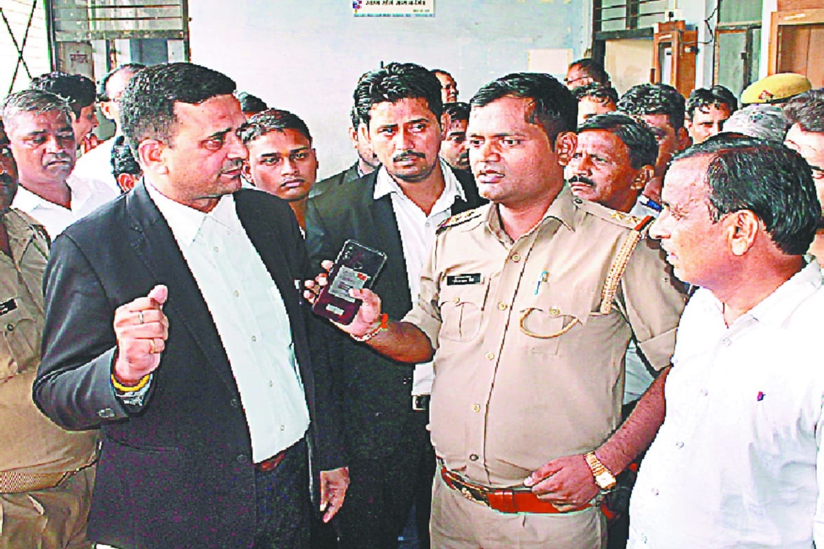 Many peoples beaten up a Daroga in Meerut kutchery of Uttar Pradesh