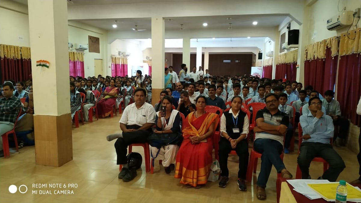 amar ujala murari lal maheshwari debate competition on social media in mirzapur
