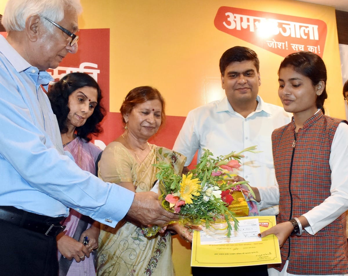 amar ujala murari lal maheshwari debate competition on social media in mirzapur