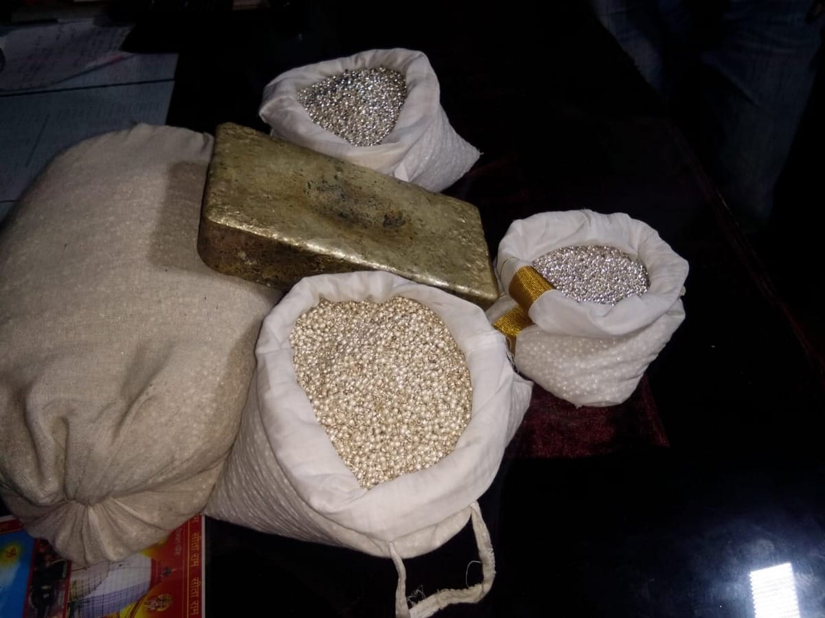 grp arrested two smuggler recovered 40 kg silver in pddu junction chandauli