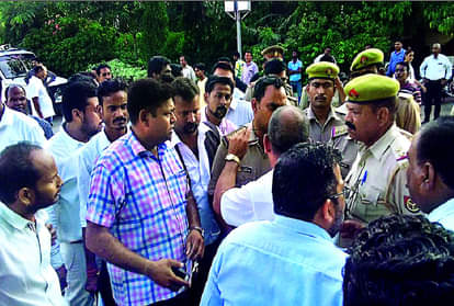 फर्रुखाबाद कचहरी में एआरटीओ से मारपीट