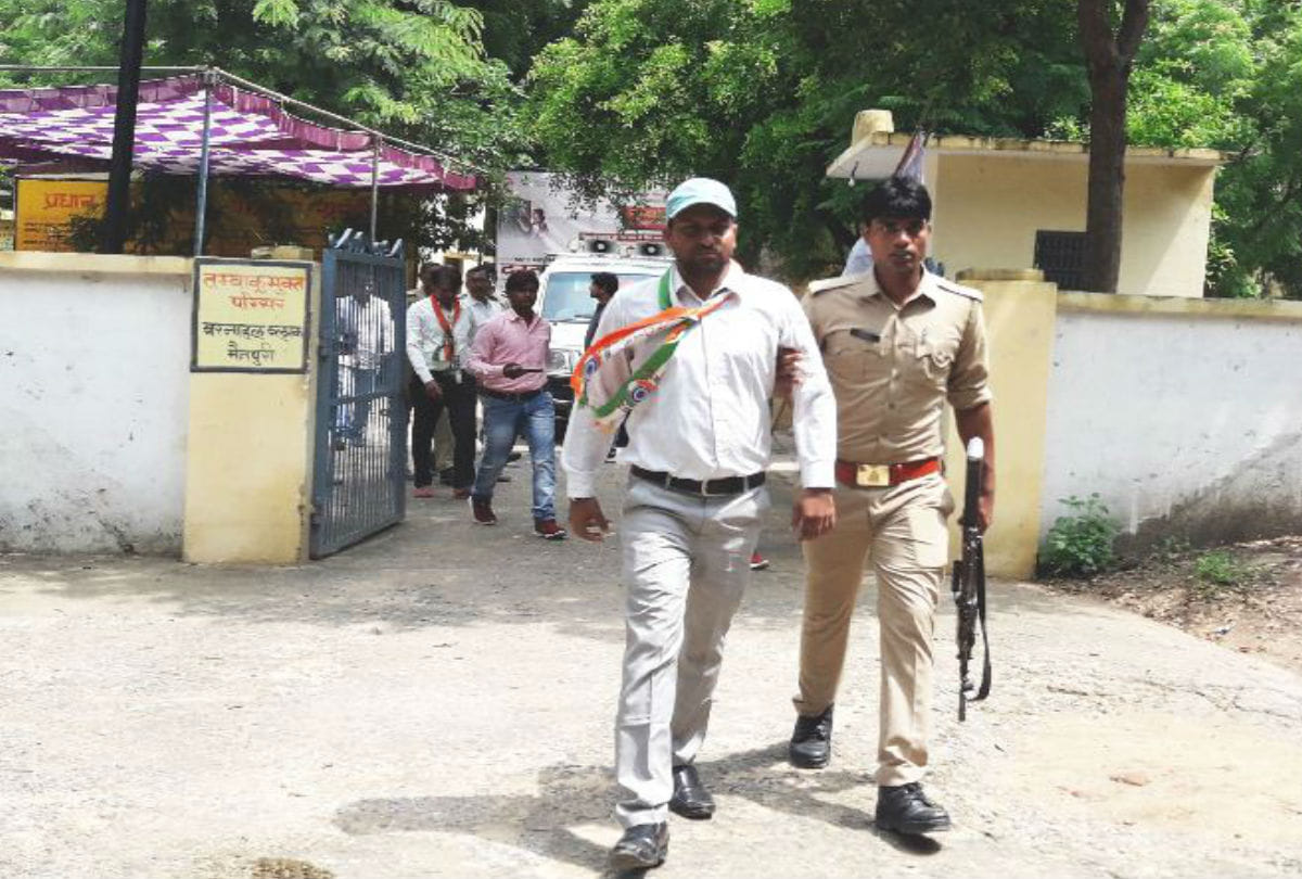 Pulwama Attack Martyr Ram Vakeel No Road For Memorial Mainpuri News