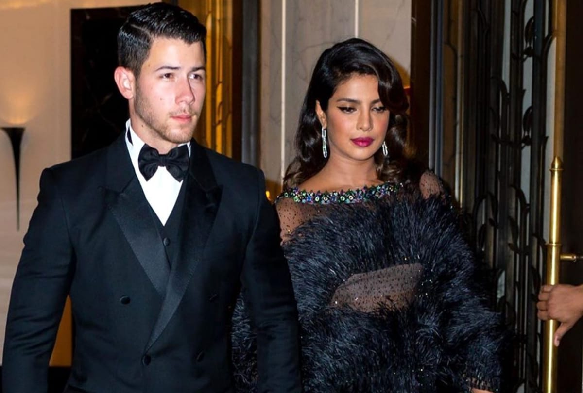nick jonas says i love you to wife priyanka chopra from the stage video viral