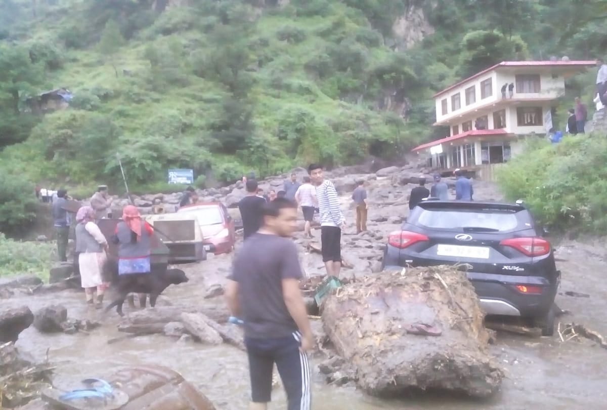 Heavy damage due to cloudburst in Himachal Pradesh manimahesh yatra 2019 suspended temporarily