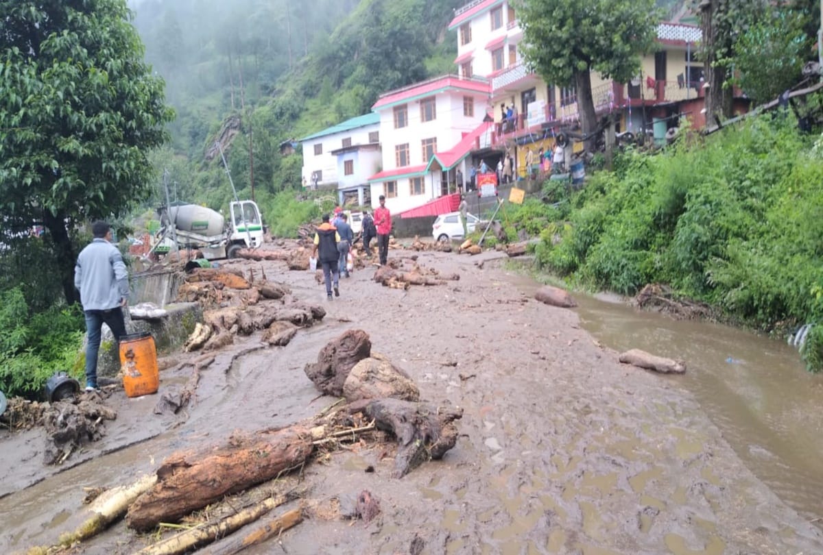 highway blocked and houses, vehicle damaged due to cloudburst in rampur shimla