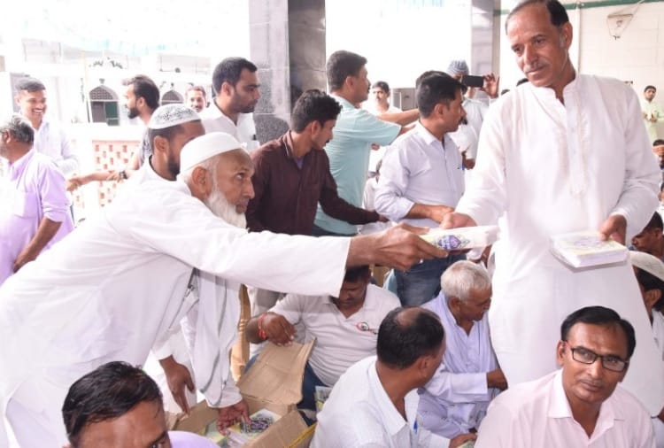 Hindus And Muslims Distribute The Geeta And The Quran to Each Other In Haryana