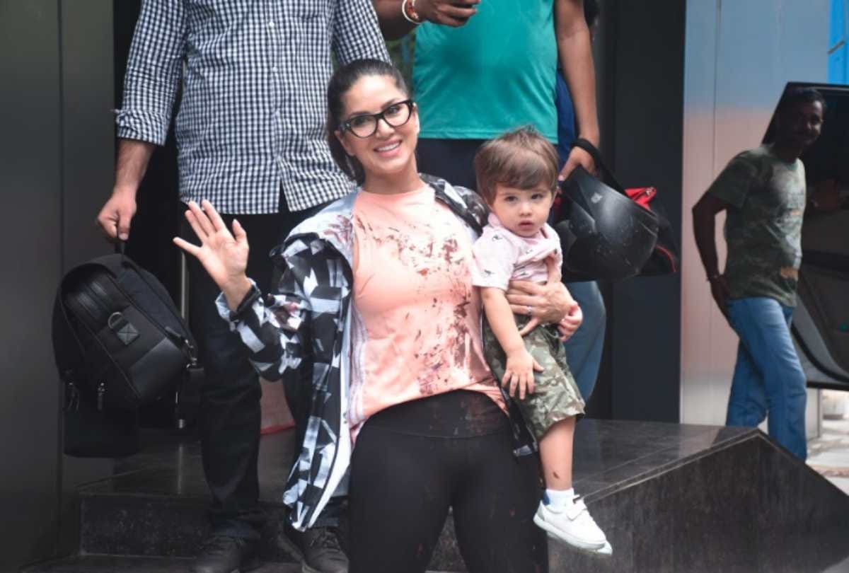 sunny leone viral video says no to selfie cause of coronavirus