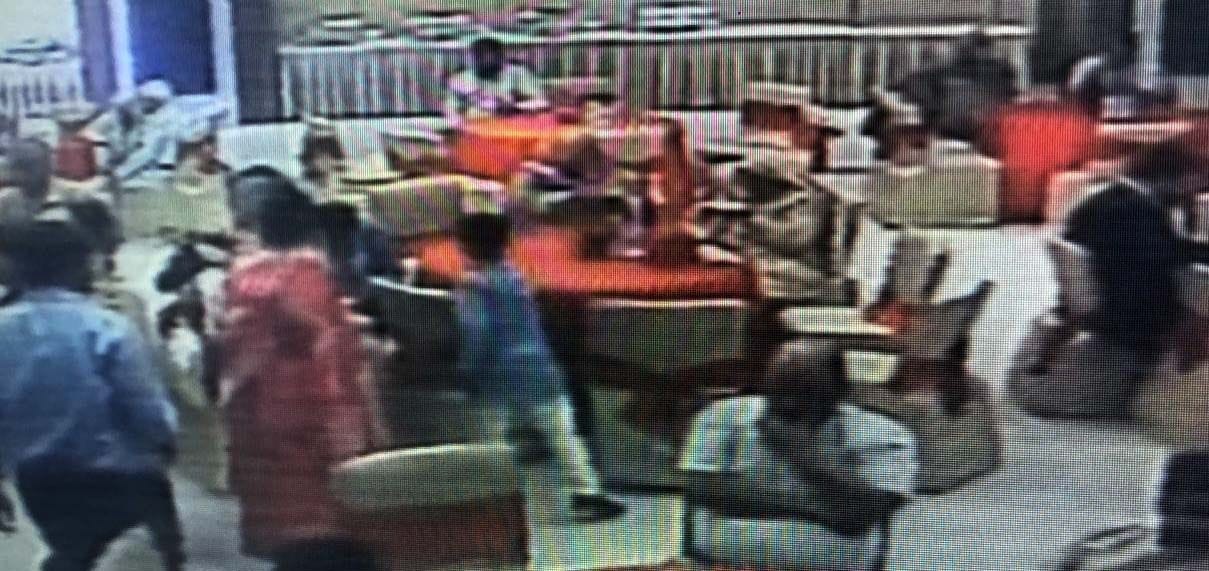 thief take cashbag and runaway from hotel