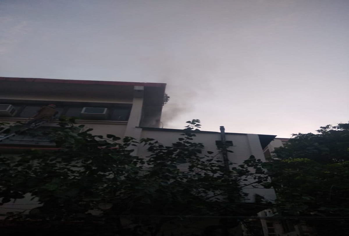 fire break out at delhi vikas bhawan secound floor seven fire tender at spot