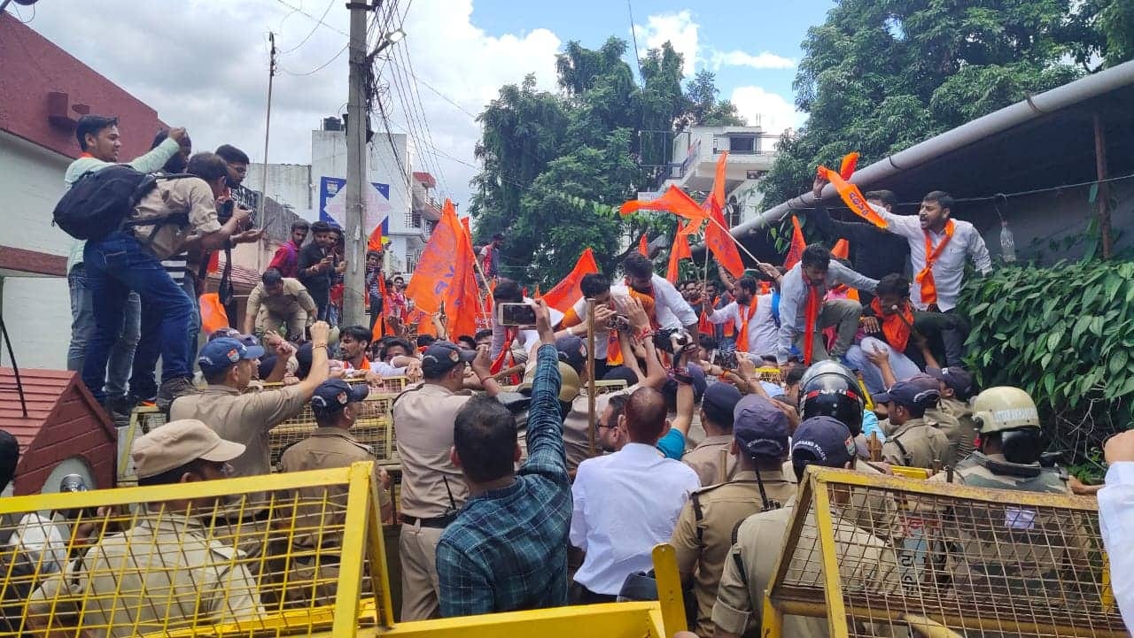 ABVP workers and police fight during protest in Front of uttarakhand secretariat