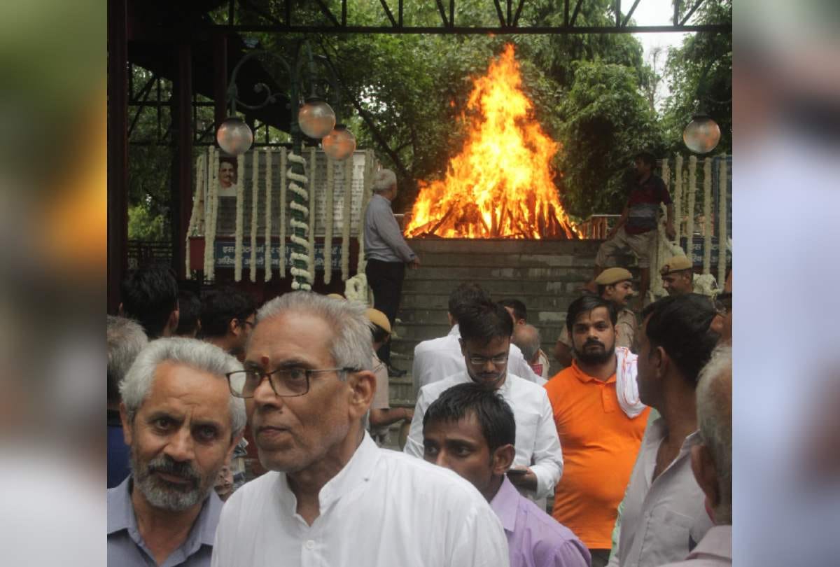 Arun jaitley funeral babul supriyo among 11 personalities whose phone was stolen at nigambodh ghat