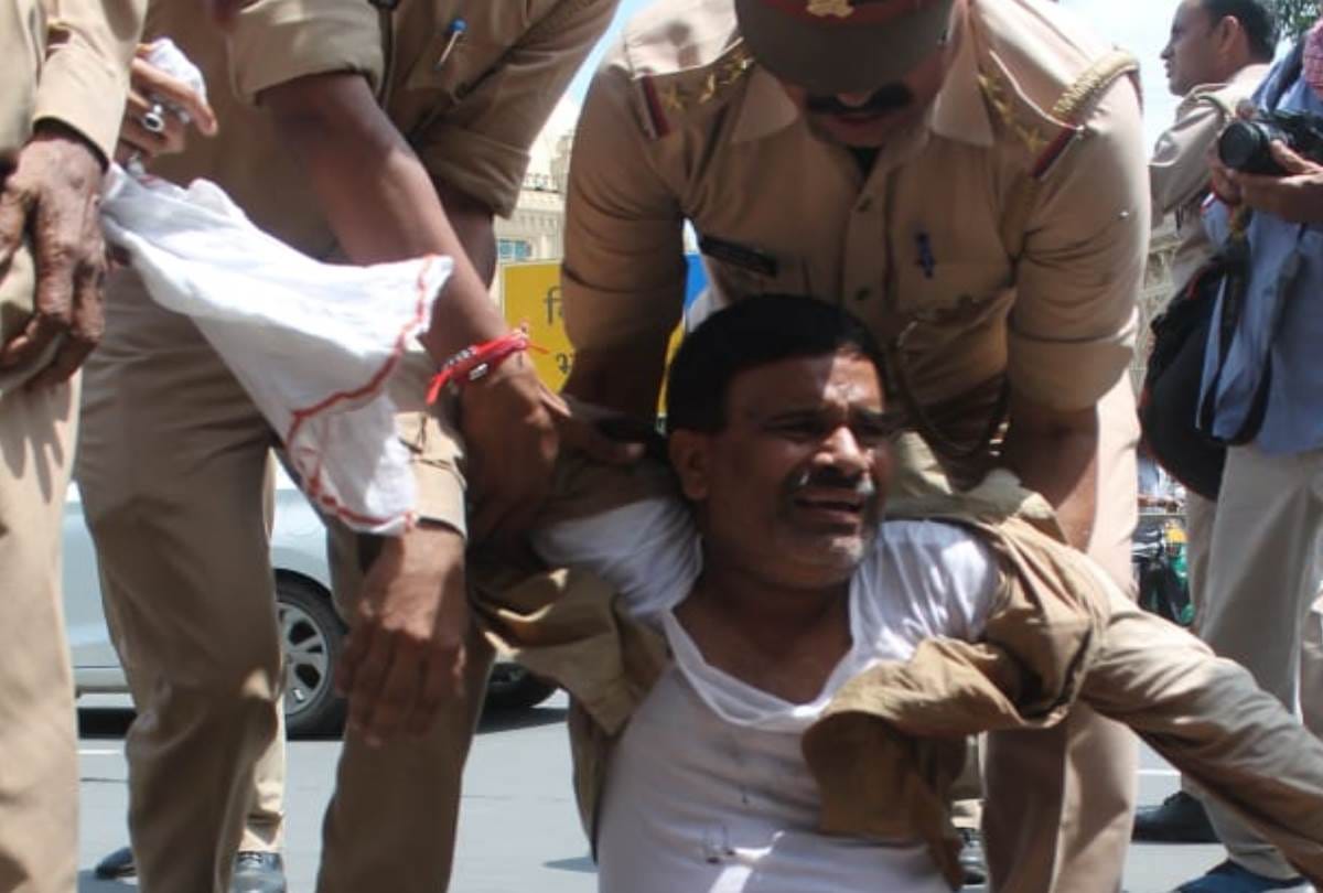 a man attempt to suicide in front of vidhan sabha