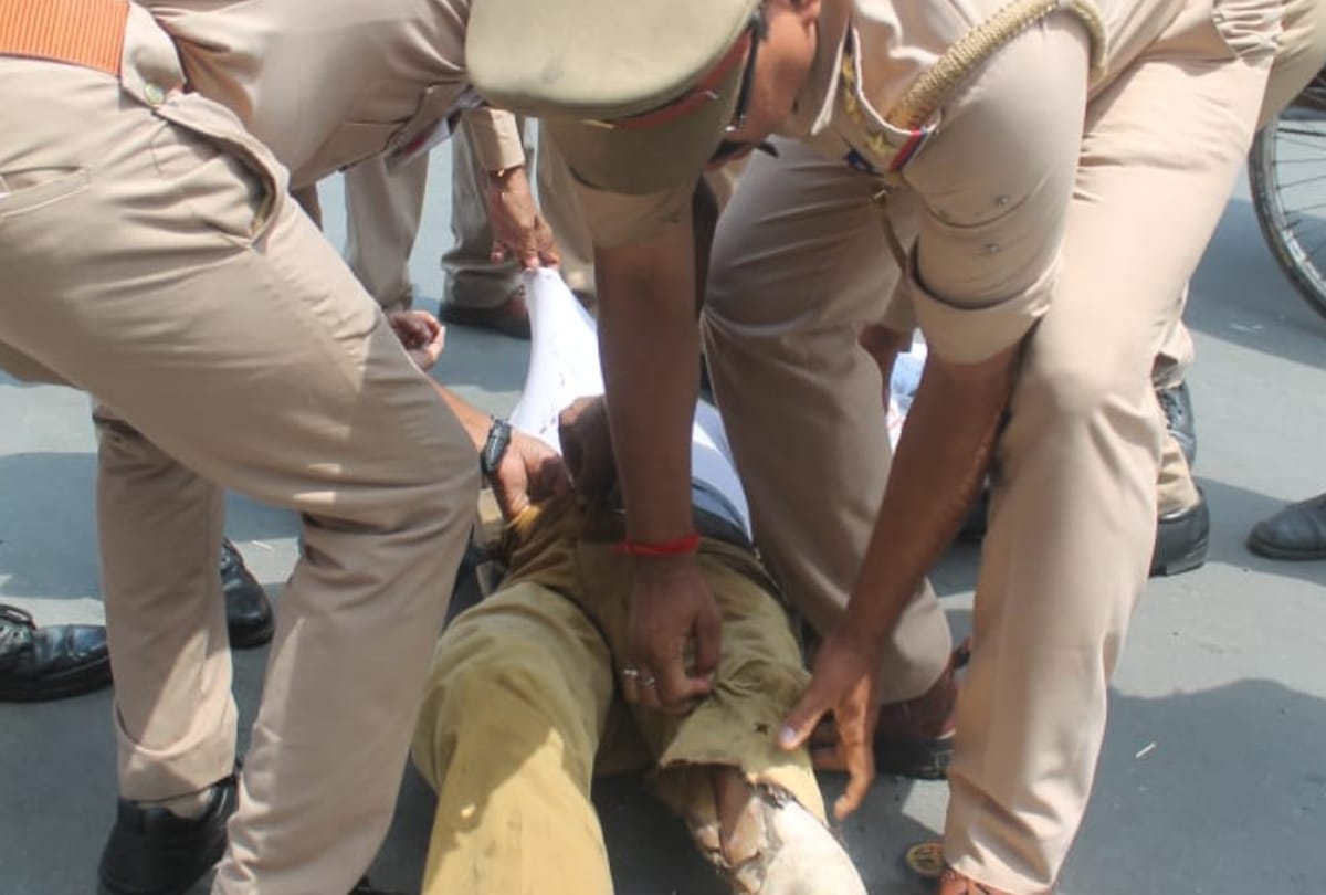 a man attempt to suicide in front of vidhan sabha