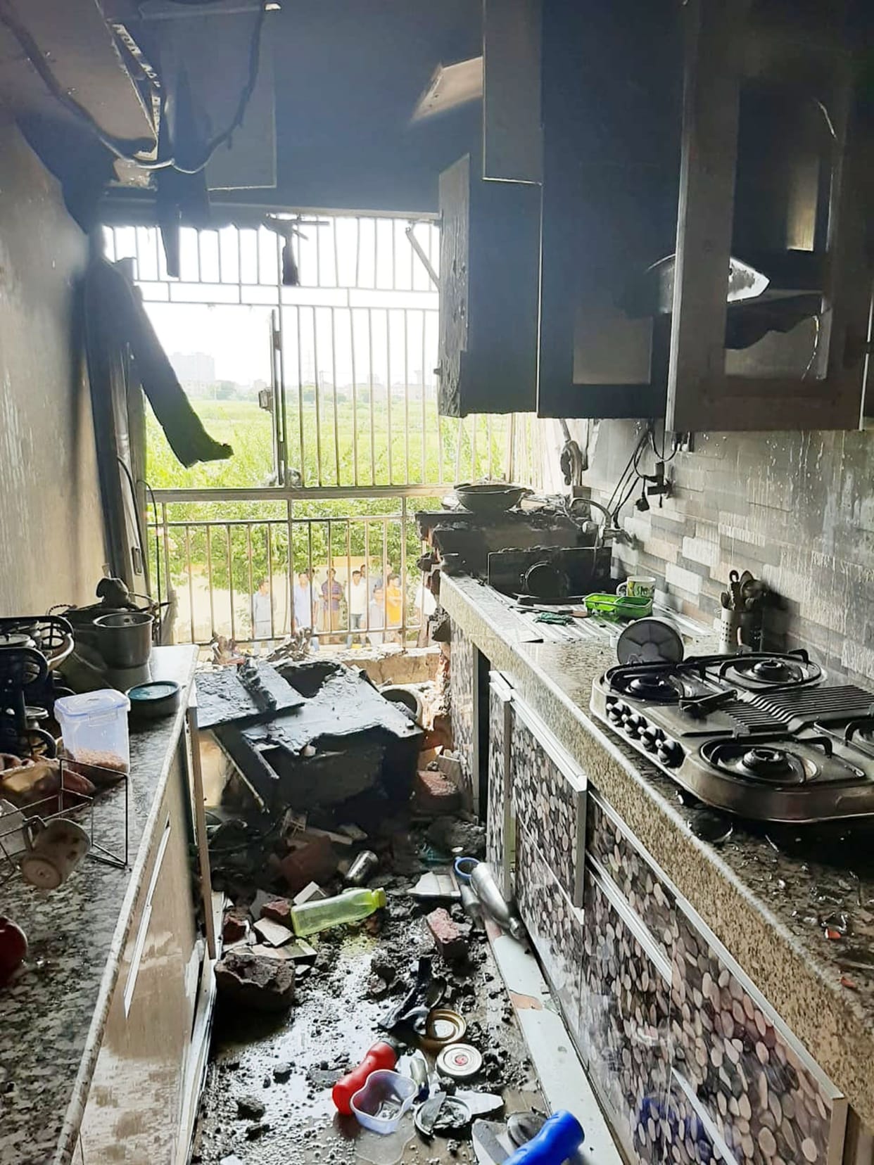 blast cylinder, burnt hand of woman