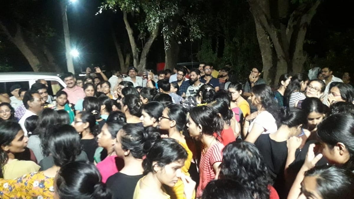 IIT bhu students came out on road to protest against bad food varanasi