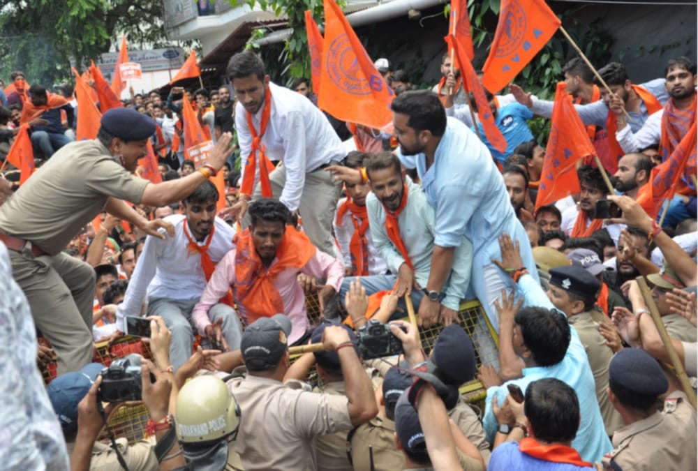 ABVP workers and police fight during protest in Front of uttarakhand secretariat
