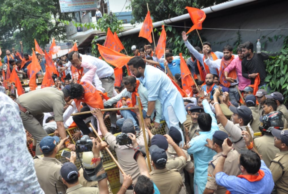 ABVP workers and police fight during protest in Front of uttarakhand secretariat
