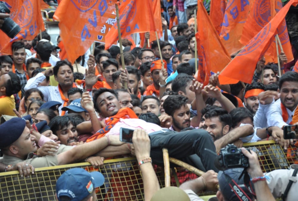ABVP workers and police fight during protest in Front of uttarakhand secretariat