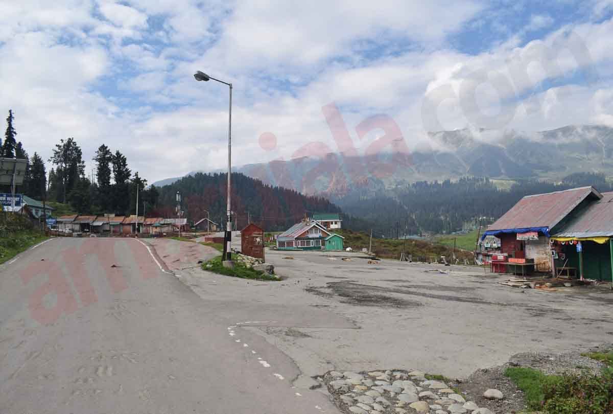 390 Kashmiri Pandits sold their properties under pressure in Srinagar, action against officials started