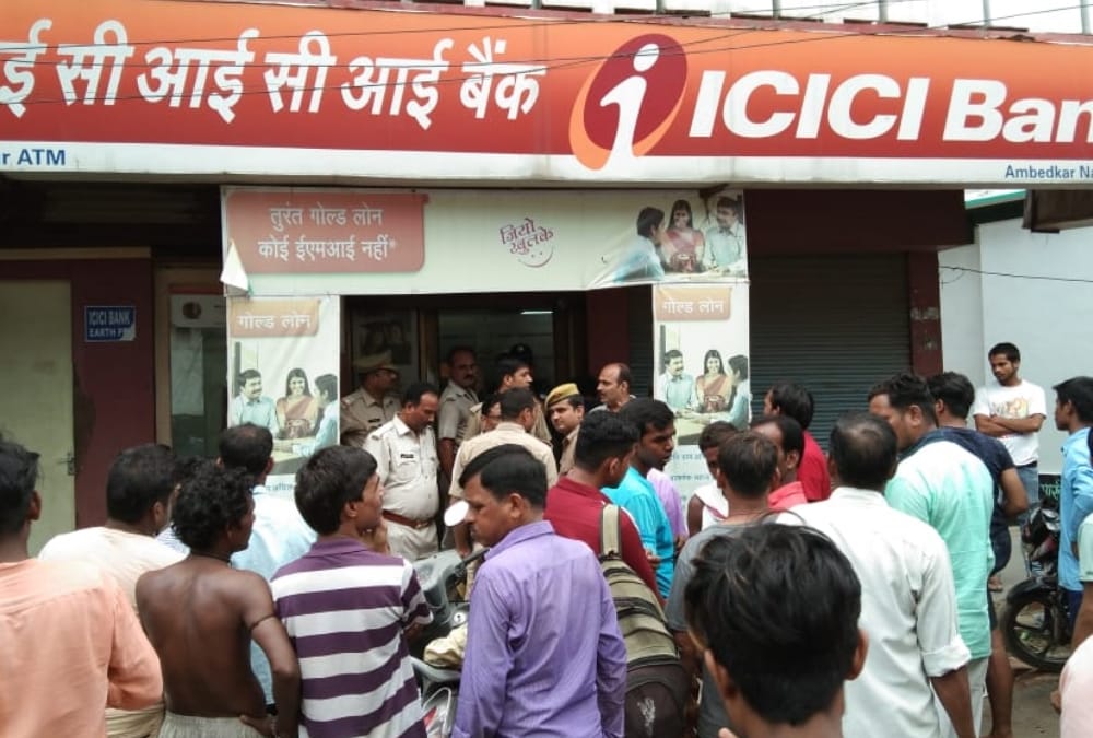 goons enter in bank fire some shots and runaway with cash just like movie style