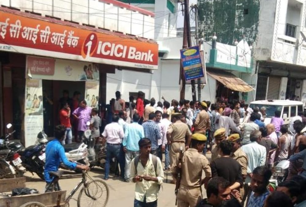 goons enter in bank fire some shots and runaway with cash just like movie style