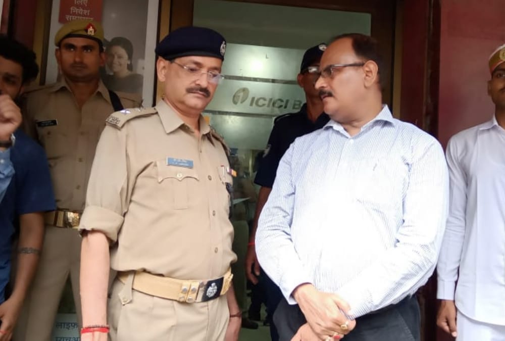 goons enter in bank fire some shots and runaway with cash just like movie style