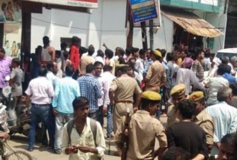 goons enter in bank fire some shots and runaway with cash just like movie style