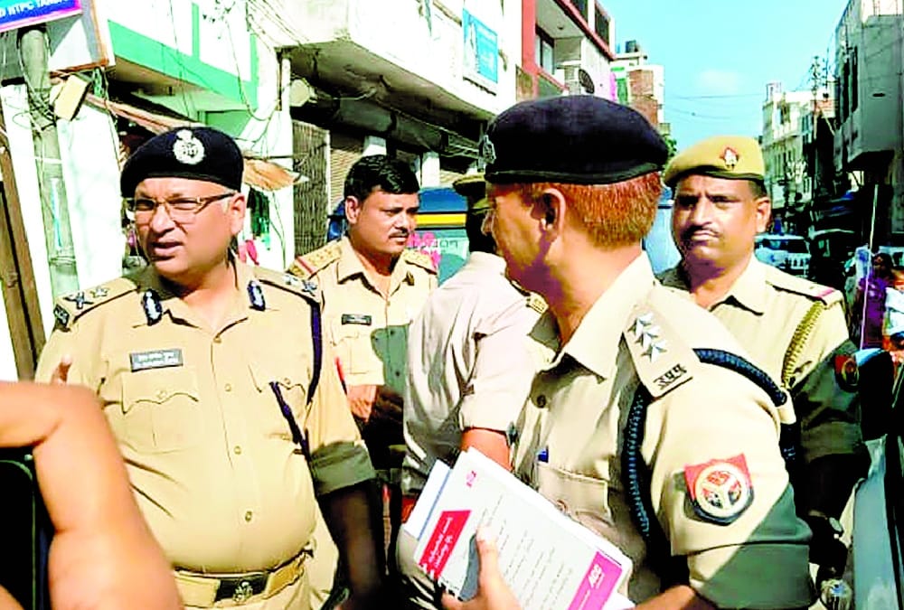 goons enter in bank fire some shots and runaway with cash just like movie style
