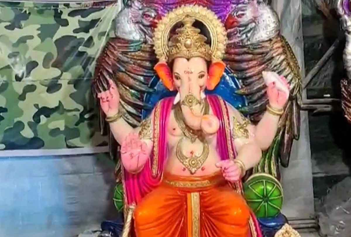 Kiran Isher resident of POONCH taking 3 idols of Lord Ganesha, called 'India-Pak Border cha Raja'