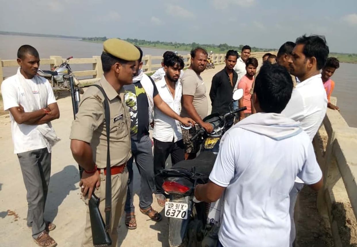 A man jump in betwa river in hamirpur