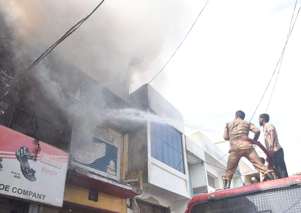 fire in shoe company in chandausi