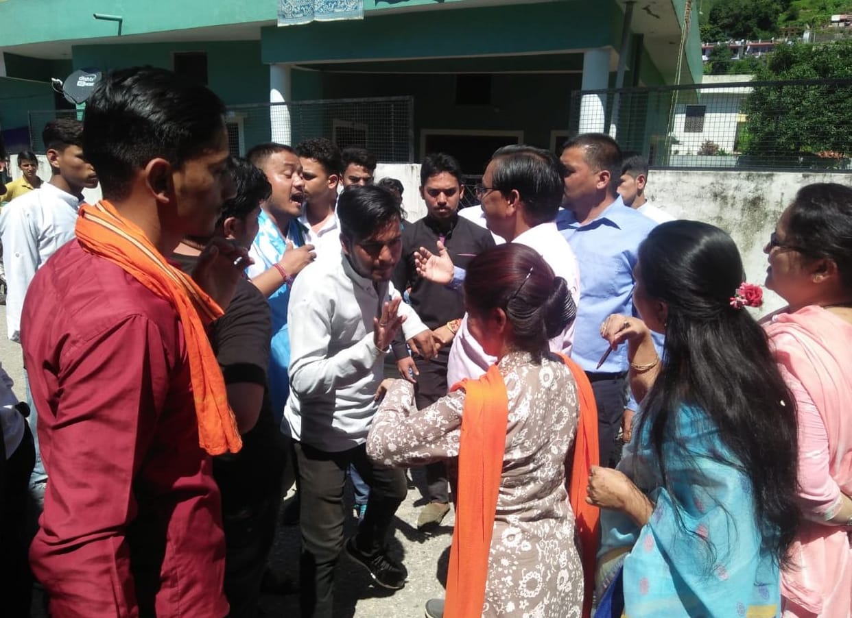 protest against dhan singh rawat