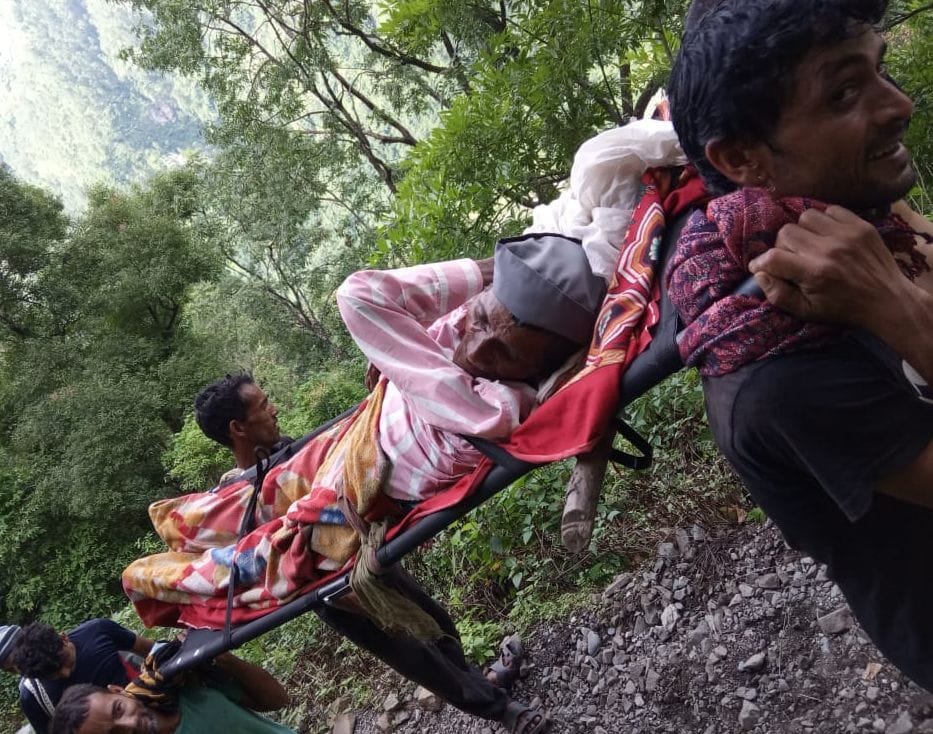 After crossing the four km climb, the elderly reached the road