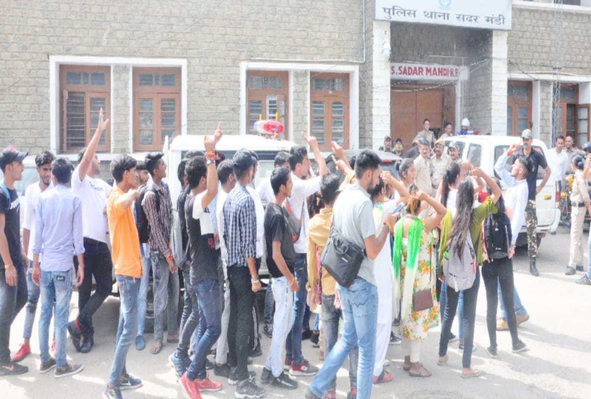 eight injured in blood clash between abvp and sfi worker in mandi college