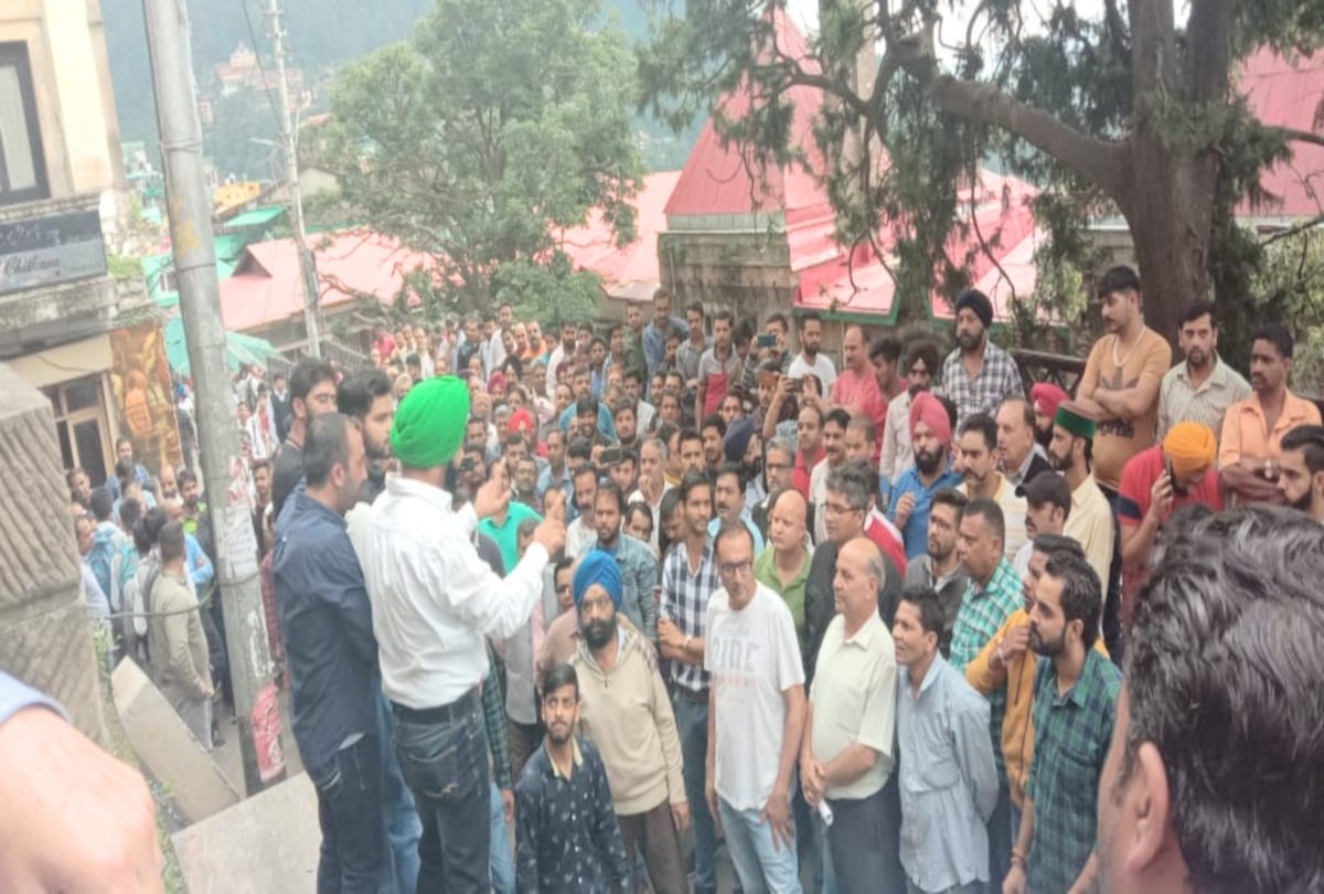 Shops closed in Shimla city against MC videography