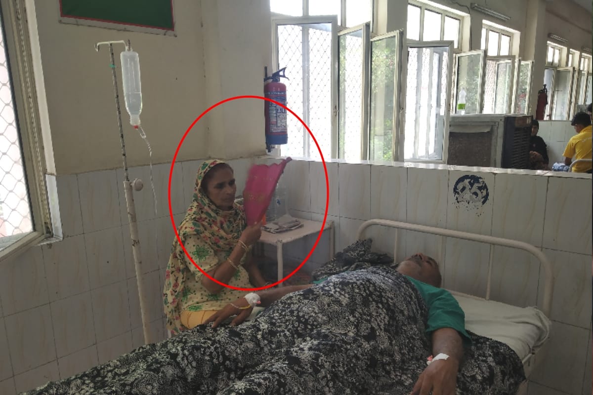 No electricity in district hospital of Meerut, work going on mobile torch, Patient panic