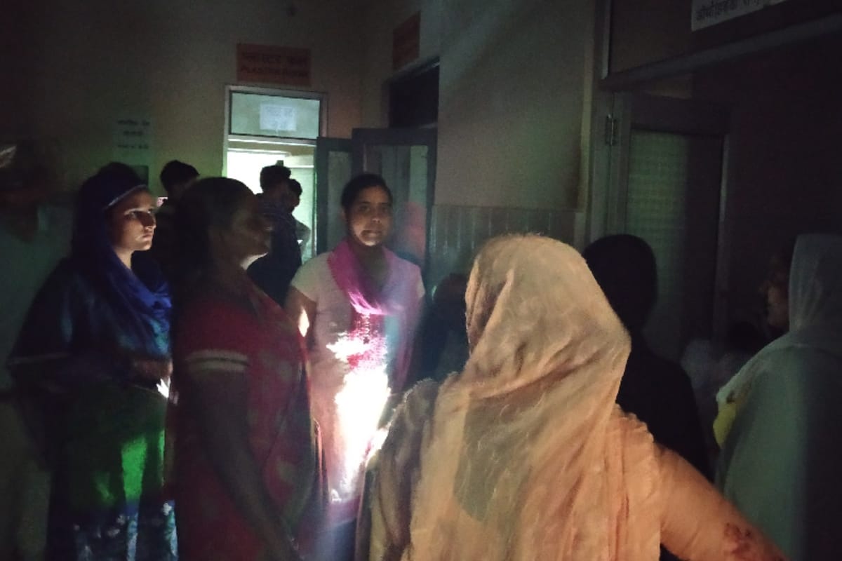 No electricity in district hospital of Meerut, work going on mobile torch, Patient panic