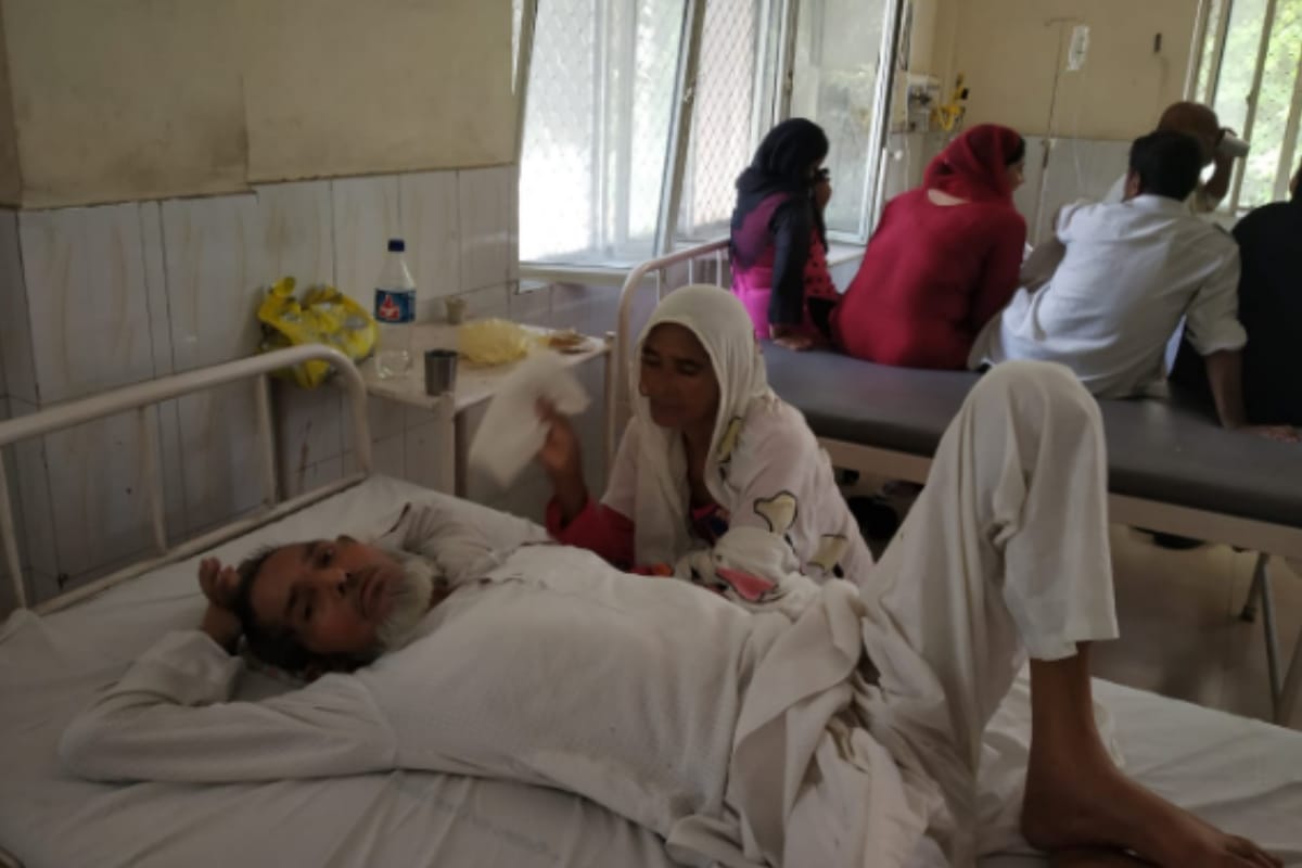 No electricity in district hospital of Meerut, work going on mobile torch, Patient panic