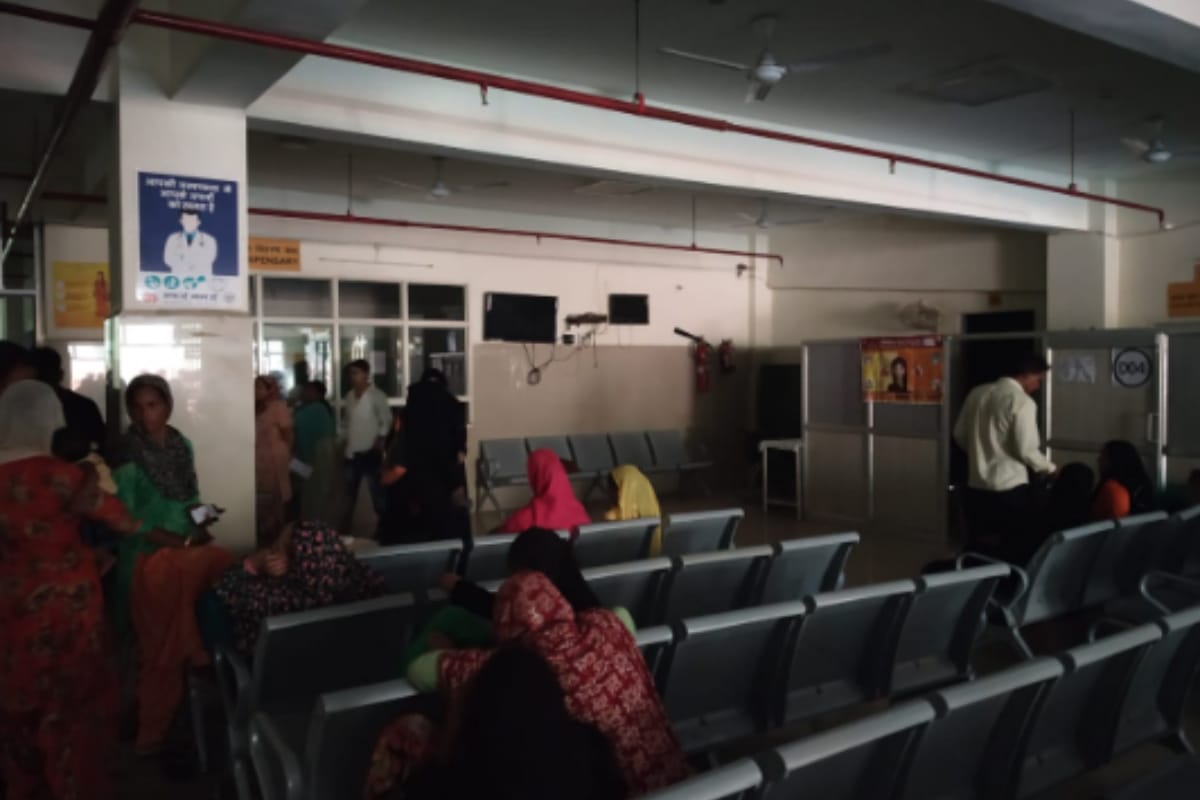 No electricity in district hospital of Meerut, work going on mobile torch, Patient panic